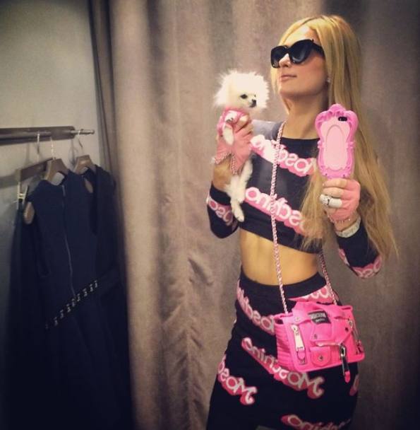 L&#39;altro tormentone social di Paris Hilton: il volpino bianco, Mr Amazing. Due pollici e poco pi di pelo bianco, che ha acquistato    per la modica cifra di 13mila dollari, lanciandolo nel rutilante mondo di Instagram, con tanto di account personalizzato. (Instagram)